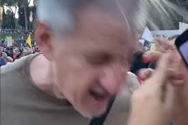 Selvaggia Lucarelli, la brutale aggressione in pubblico: colpita da una  testata - CheSuccede.it