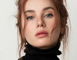 Christina Dumont's Instagram, Twitter & Facebook