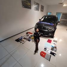 Pngtree telah memperoleh lesen pemilik hak cipta dan juga berhak untuk memaparkan dan menjual imej. Orang Sebenar Yang Paling Hangat Di Luar Kotak Suzuki Motor S Perniagaan Wanita Dawai Hitam Dibalut Dengan Langit