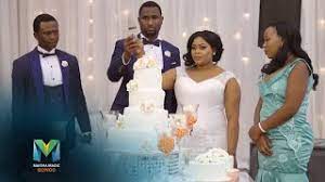 Bibi harusi akionyesha furaha yake alipokua akiingia katika ukumbi mkongwe wa turbo club mjini njombe. Bibi Harusi Kanoga Daniel Na Lillian Harusi Yetu Maisha Magic Bongo Youtube