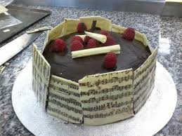 Stück kuchen mit dem bild eines notenschlüssels. 40 Schmackhafte Musik Torten Fur Echte Musikliebhaber Und Musiker