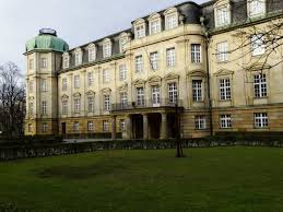 Der norden und nordosten einschließlich des stadtzentrums sind in die hügellandschaft der ravensberger mulde eingebettet. Private Nutzung Von Vorfuhrwagen Rechtslupe