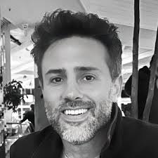 I still remember the day Oz Alon interviewed me and asked me what I want to  do at HoneyBook. I was interviewing for a design role and replied with some  cliche answer