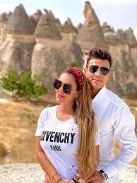 La boda entre ninel conde y larry ramos se llevó a cabo en medio de muchas especulaciones en un exclusivo fraccionamiento ubicado en el estado de actualmente ninel conde se encuentra en una disputa legal contra su ex esposo, giovanni medina, quien tiene a su hijo bajo su cuidado y le ha. Detuvieron En Miami Al Marido De Ninel Conde Y Estallaron Los Memes Quever