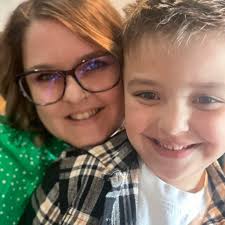 Short trendy hair cut with fun colors and hair tinsel in Alma area?