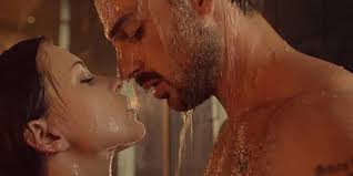 La sua carriera procede a gonfie vele, non altrettanto la sua vita privata. 365 Giorni Trama Trailer Cast E Durata Del Film Con Michele Morrone Intrattenimento Eu