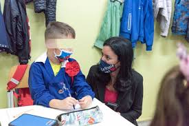 Lo scrive su facebook la ministra dell'istruzione, lucia azzolina. Azzolina Ci Riprova Scuola In Campania Deve Riaprire De Luca Non Riesco A Parlarci