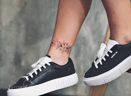 Pin En Ferraro Artist Fijaos que aunque el tamano sea grande y ocupe parte del cuello, toda la nuca y un poco de la espalda, sigue siendo elegante gracias a las lineas sinuosas y a la utilizacion de colores suaves y. pin en ferraro artist