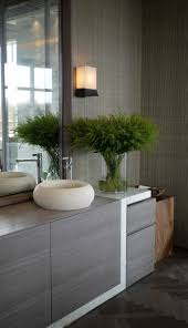 Badezimmer Deko In Grau Mit Einer Grunen Pflanze Badezimmer Deko Badezimmer Accessoires Set Kleines Bad Dekorieren
