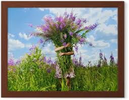 I fiori di orchidea si distinguono per la forma strana, il profumo delicatissimo e i petali vellutati. Poster Ragazza Con Un Mazzo Gigante Di Fiori Pixers Viviamo Per Il Cambiamento