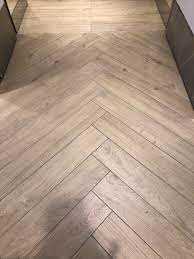 parquet a chevrons parquet chevrons carrelage imitation parquet parquet