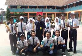 Saat aku tau kalau jam 11 siang ita pulang dari sdnya aku langsung menunggunya digardu ronda dekat sekolahnya karena aku tau jalan itu satu satunya jalan bila dia pulang sekolah.saat dia sampai digardu aku langsung memindrilnya dan kebetulan dia jalan sendirian tidak sama temennya. Smpn 3 Kota Banjar