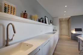 L Evier Est Realise En Corian Blanc A L Identique Du Plan De Travail L Etagere Qui Court Le Long De La Credence Est Elle Aussi Realisee En Corian Agencement