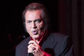Скачай engelbert humperdinck winter world of love (classics and collectables 2008) и engelbert humperdinck can't take my eyes off you (classics and collectables 2008). Elderly Heckler Booted From Engelbert Humperdinck Show