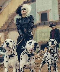She wishes to become a fashion designer, having been gifted with talent, innovation, and ambition all in equal measures. Emma Stone Das Erste Foto Als Cruella De Vil Ist Da