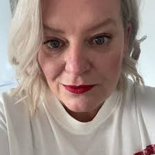 She's not the ombré you remember from the 2000s. From drop roots and golden  toners to diamond sectioning and extension hacks, the subtle ombré is  officially the new balayage and we've got