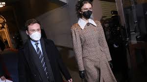 Ella emhoff, de 21 años, era una estudiante de arte en nueva york que residía en el barrio de bushwick y subía fotografías de sus diseños de tejido a instagram. J7bnehtagpr9jm