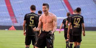 Robert lewandowski equals gerd muller's bundesliga record and eyes even more history. Rekord Fur Die Ewigkeit Lewandowski Schubst Gerd Muller In Letzter Sekunde Vom Thron Mopo
