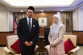 Islamic theology, philosophy and science; Dr Wan Azizah Ismail On Twitter Perjumpaan Bersama Dato Dr Muhammad Afifi Al Akiti Di Parlimen Sebentar Tadi Dr Afifi Merupakan Anak Melayu Pertama Menjadi Pensyarah Di Universiti Terkemuka Dunia Oxford University Semoga