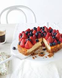 New York Lemon Vanilla Cheesecake Aux Fruits Rouges D Ete 8 12 Parts Dille Kamille Depuis 1974 Delicieux Desserts Cheesecake Nourriture Delicieuse