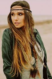 Normal für hippies war ein mittelscheitel. Mit Feder Und Blumen In Den Sommer Hier Kommen Traumhaft Schone Boho Frisuren Hippie Headband Hairstyles Boho Frisuren Boho Haare