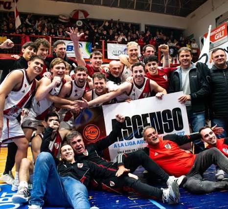 RIVER ASCENDIÓ A LA LIGA ARGENTINA DE BASQUET! 🏀 El Millonario venció 83-74 a Regatas en San Nicolas y vuelve a la segunda categoría luego de 22 años. 🔜 Ahora luchará por
