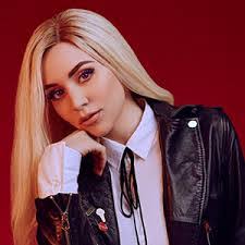 Amanda Koci's Instagram, Twitter & Facebook