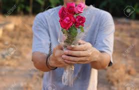 Mazzo di cinquanta rose rosse. Immagini Stock Primo Piano Un Bel Mazzo Di Rose Rosse E Dato Da Giovane Amore Romantico O Concetto Di San Valentino Image 84506461