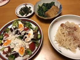 ソーセージのザワークラウト煮込みと ほうれん草と絹揚げの煮物と サラダと 蕗の葉炒め それにお味噌汁 かやうにさふらふ