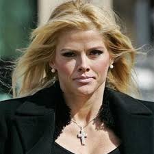 Anna Nicole Smith buries her son