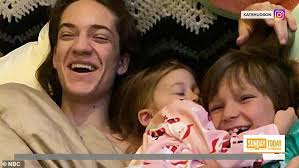 She rose to prominence for her performance in the film almost famous (2000), for which she won a golden globe and was nominated for the academy award for best supporting actress. Kate Hudson Reflects On What It S Like Having Three Children With Three Different Fathers Aktuelle Boulevard Nachrichten Und Fotogalerien Zu Stars Sternchen