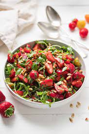 Als nächstes die erdbeeren waschen. Salat Mit Erdbeeren Tomaten Minze Und Basilikum Rezept Elle Republic