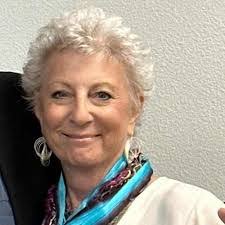 Elisa Gilbert's Instagram, Twitter & Facebook