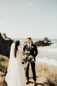Vintage Inspired Cannon Beach Wedding With Evergreen Details Beach Wedding Wedding Junebug Weddings