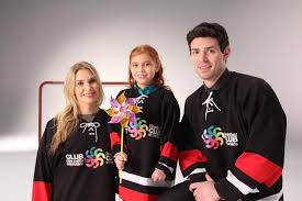 Plays the style of goaltending known as butterfly style popularized by patrick roy, dropping to his knees and pointing. Carey Et Angela Price Effectuent Un Don Important En Pleine Crise