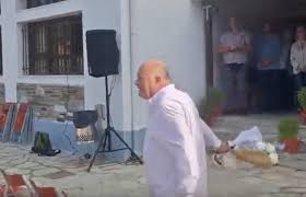 Ο Αχιλλέας Μπέος πέταξε στους μαθητές ανθοδέσμη στον αγιασμό των σχολείων  (video)
