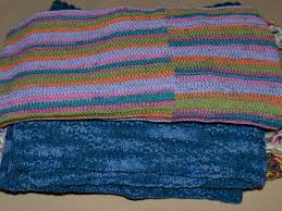 We will have to make a small piece that will form the other front part where the buttonhole will be located, for this, in the needle that we have available we will cast on 32 stitches and knit two rows in garter stitch. Get The Right Amount Of Yarn For A Baby Blanket