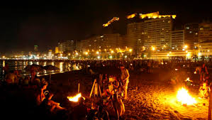 La noche de san juan se celebra la noche del 23 al 24 de junio, cuando cientos de llamas iluminan la playa y las orillas del mediterráneo en la costa en la noche de san juan, recuerda pequeños trucos para tener protección durante todo el año, como saltar un número de veces impar o saltar siete olas. Llega San Juan La Noche Mas Larga El Blog De Viajes Carrefour