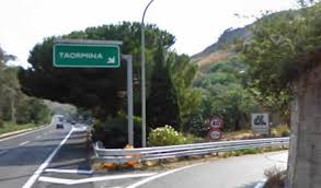 Il conducente che intende invertire la marcia del veicolo per tornare indietro deve verificare di non trovarsi nelle condizioni che impediscono di compierla (strada a senso unico, linea di mezzeria continua, scarsa visibilità, traffico intenso e continuo). Inversione Sull Autostrada Messina Catania Maxi Multa E Il Ritiro Della Patente Per Un Automobilista Normanno Com