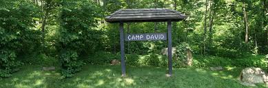 Camp david rappresenta collezioni di abbigliamento maschile di alta qualità combinate con uno stile di vita autentico. Camp David Welcome To The Presidential Retreat