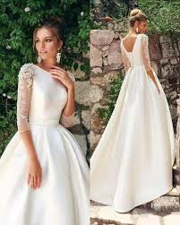 Sade Gelinlik Modelleri Ozellikle De Minimalizm Akimi Ile Birlikte Cok Moda Olmaya Basladi Iz De Minimal Gelinlik Mode Gelinlik Elbise Dugun Gelinlik Stilleri