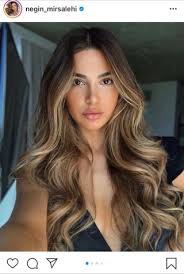 Per ottenere dei capelli castani schiariti e naturali basta puntare sul mix: Un Idea Per La Testa Degrade Castano Le Schiariture Dall Effetto Naturale Vanity Fair Italia