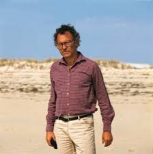 As letras das músicas de josé afonso, mais conhecido como zeca afonso, os seus poemas, as declarações prestadas nas inúmeras entrevistas que concedeu ao longo da sua vida, todos os seus testemunhos, não só nos dão a conhecer um pouco mais o seu percurso, a sua forma de estar na vida, a sua incessante tentativa de transformar o mundo, como também retratam a intemporalidade do Associacao Lanca Peticao Pela Classificacao Da Obra De Jose Afonso Musica Publico