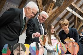 Www Bundespraesident De Der Bundesprasident Bundesprasident Frank Walter Steinmeier Besuch Der Johannes Kepler Schule