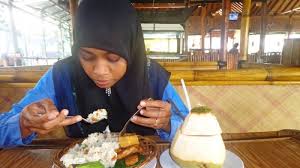 Saung Bambu Trisa Satu Satunya Rumah Makan Sunda Di Banda Aceh Tribunnews Com Mobile