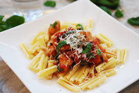 Pasta tricolore blandat ned smörbönor,quorn, ananas, mango,röd lök.såsen består av grädde,chilisås, mango chutney, sambaloelek vispas ihop och slås över pastablandningen. Pasta