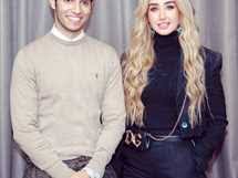 يبدأ عرض مسلسل حلوة الدنيا، للممثلة هنا الزاهد في أول بطولة مطلقة لها في التليفزيون، اليوم السبت على قنوات dmc، حيث تقدم هنا الزاهد خلال الحكاية شخصية مريم وهى فتاة محجبة، وظهرت على بوستر العمل بالحجاب وتتوسط عمرو الشناوى وهشام إسماعيل. Ù‡Ù†Ø§ Ø§Ù„Ø²Ø§Ù‡Ø¯ Ø¨Ù€ Ø§Ù„Ø­Ø¬Ø§Ø¨ ÙÙŠ Ø­Ù„ÙˆØ© Ø§Ù„Ø¯Ù†ÙŠØ§ Ø³ÙƒØ± Ù…Ù† Ø£ÙƒØªØ± Ø§Ù„Ø´Ø®ØµÙŠØ§Øª Ø§Ù„Ù„ÙŠ Ø¨Ø­Ø¨Ù‡Ø§ Ø§Ù„Ù…ØµØ±ÙŠ Ø§Ù„ÙŠÙˆÙ…