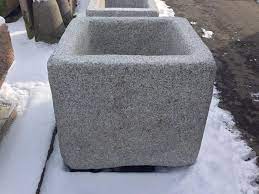 Dieser sehr grosse und halbrund geschwungener granitbrunnen für den garten, besteht aus dem grauen granit pearl flower. Granitbrunnen Garten Quadratisch Grosse Auswahl An Steinbrunnen Steiner Naturstein