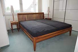 Wunderschön verarbeitete betten aus massivem holz mit dazu passenden beistellmöbeln, lattenroste und komfortable matratzen. Zack Design Nussbaum Massivholz Bett Und 2 Nachtschranke Designermobel Dreieich
