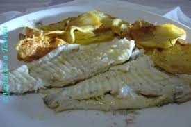 Preparare un foglio di carta forno e stendere un pò di patate. Rombo In Crosta Di Patate Ricetta Di Mare Fantasie A Tavola